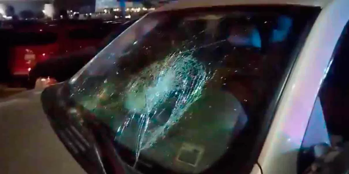 Franeleros golpean a familia y les destruyen camioneta en el Estadio Hermanos Serdán 