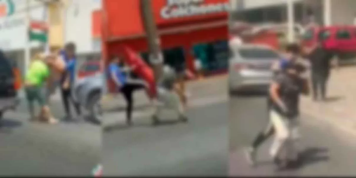 VIDEO. Se hacen de palabras y joven golpe4 a señora en Nuevo León