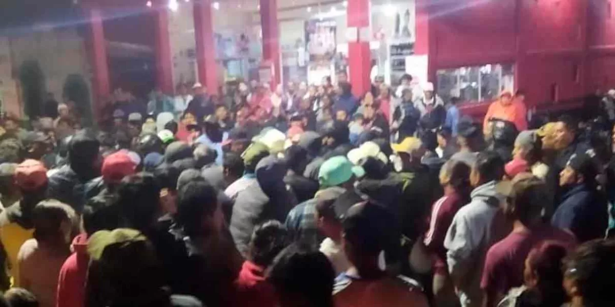 Pobladores apedrean patrullas en Tlahuapan al no poder m4tar a un ladrón 
