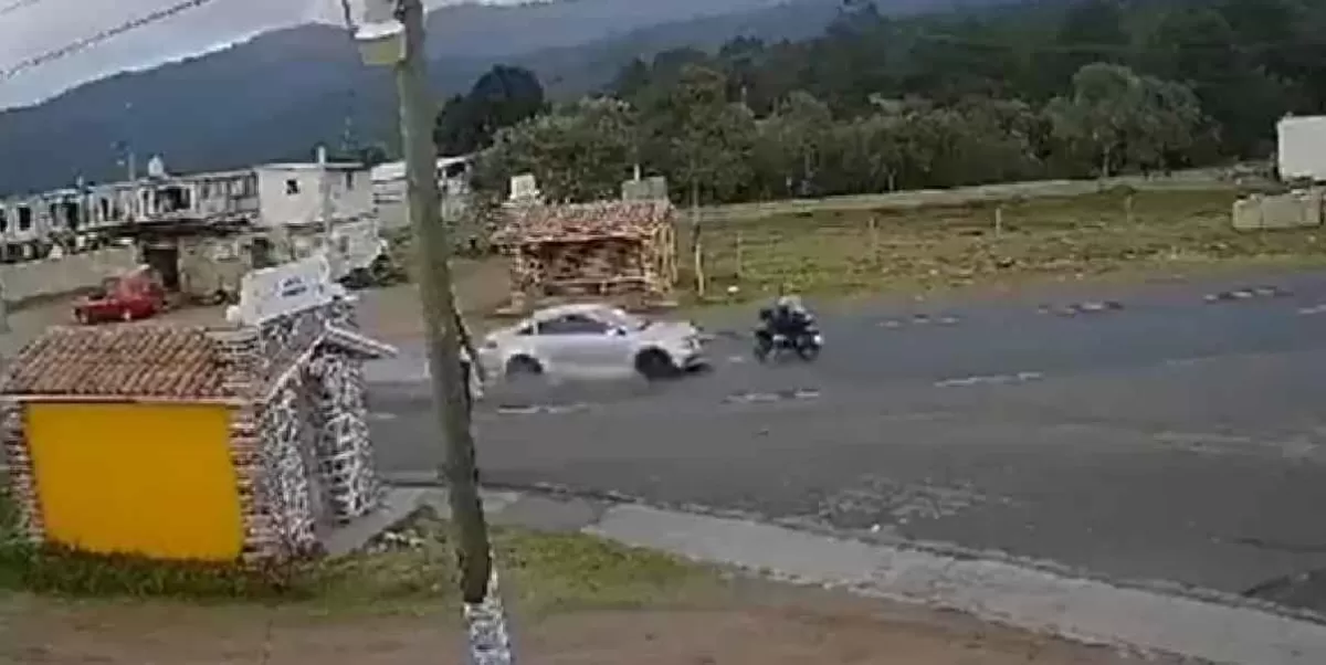 Auto impacta de frente a motociclista que intentaba ingresar a la carretera Tlaxco-Chignahuapan