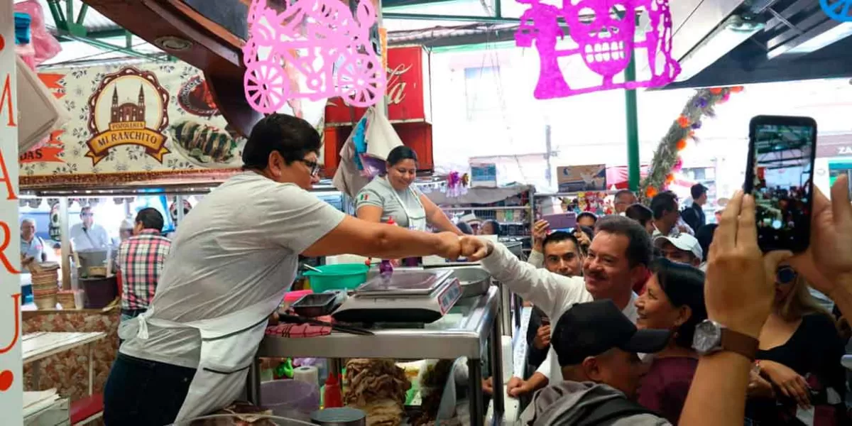 Locatarios del mercado de Atlixco apoyan a Ignacio Mier