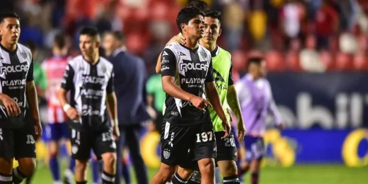 Joven Jugador de Necaxa debuta con autogol en la Liga MX; árbitro y rivales lo consuelan