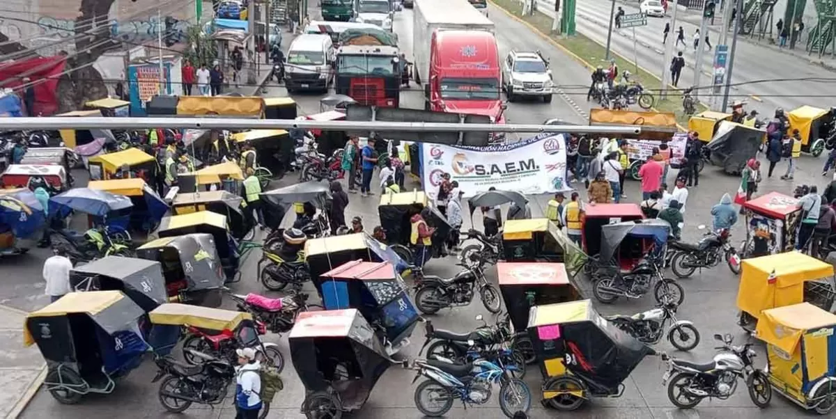 Manifestantes bloquean la México-Pachuca; hay caos total