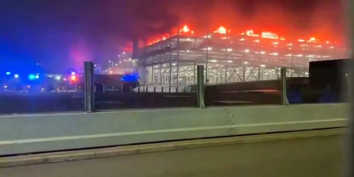 Suspenden vuelos en aeropuerto de Londres tras incendio en estacionamiento
