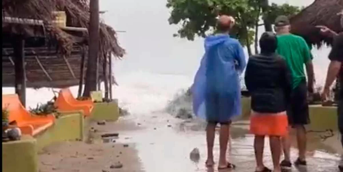 VIDEO. Huracán "Lidia". Ola gigante arrastra a turistas hacia el mar