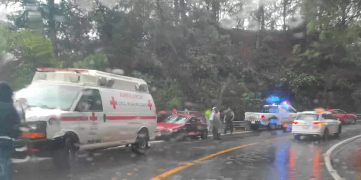 Tres lesionados al chocar dos autos en carretera de la Sierra Norte 