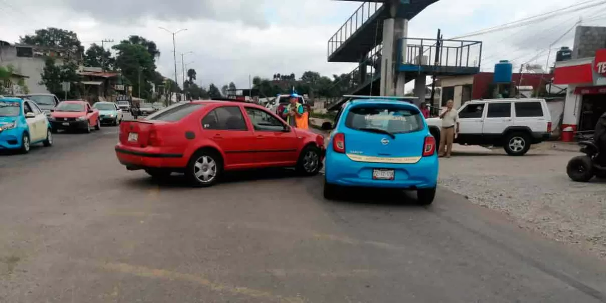 Chocan dos autos en el bulevar de Xicotepec, sólo hubo daños materiales