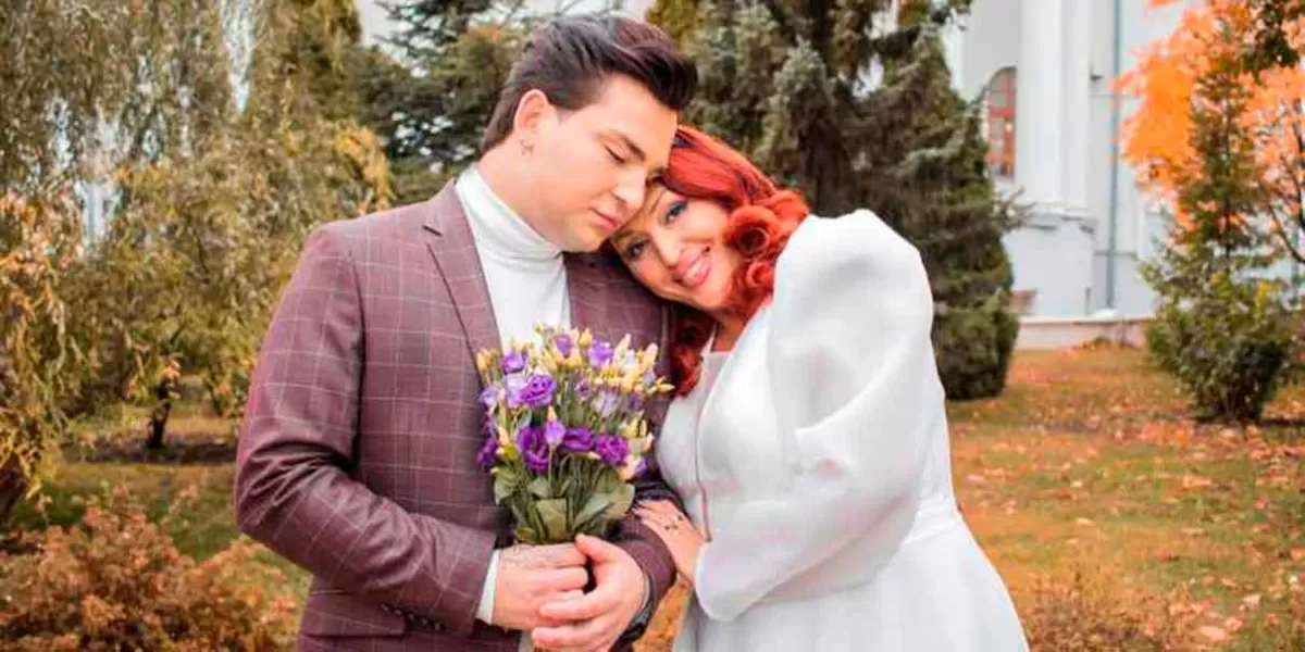 En Rusia, mujer decide casarse con su hijo; se enamoraron cuando él era menor de edad