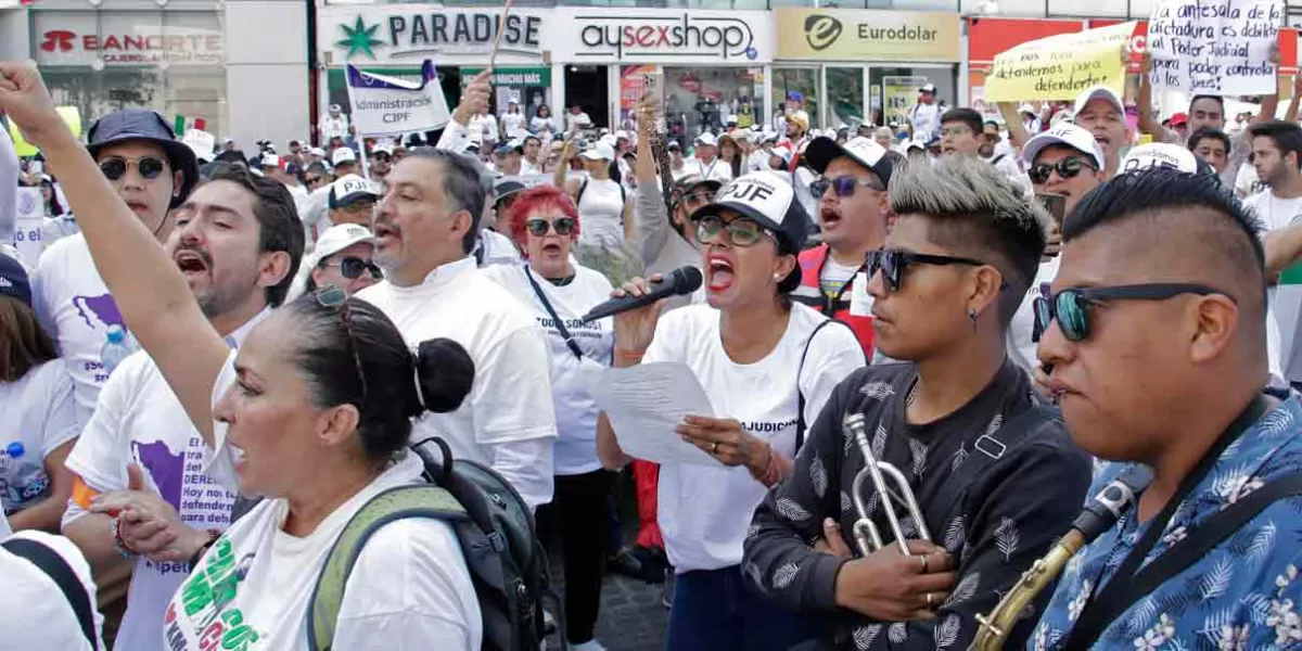 Marchan trabajadores del Poder Judicial Federal en Puebla contra recortes y extinción de Fideicomisos 