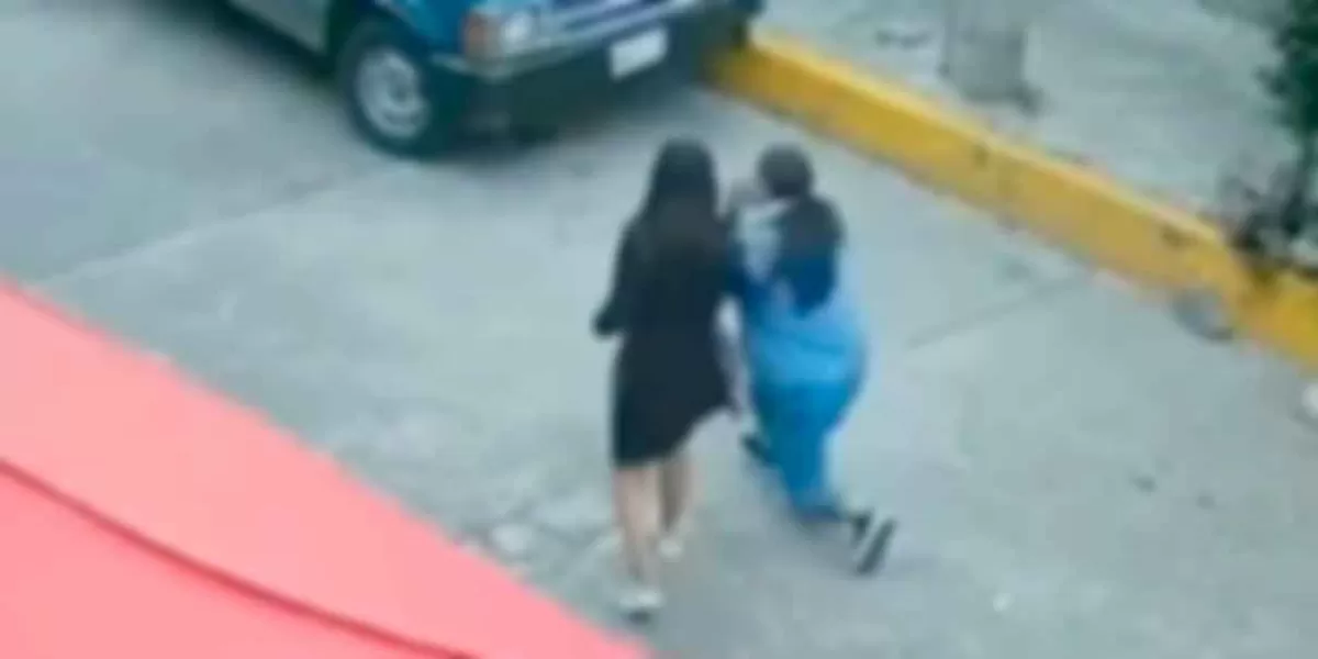 En Naucalpan, GRABAN presunto secuestro de niña frente a su madre