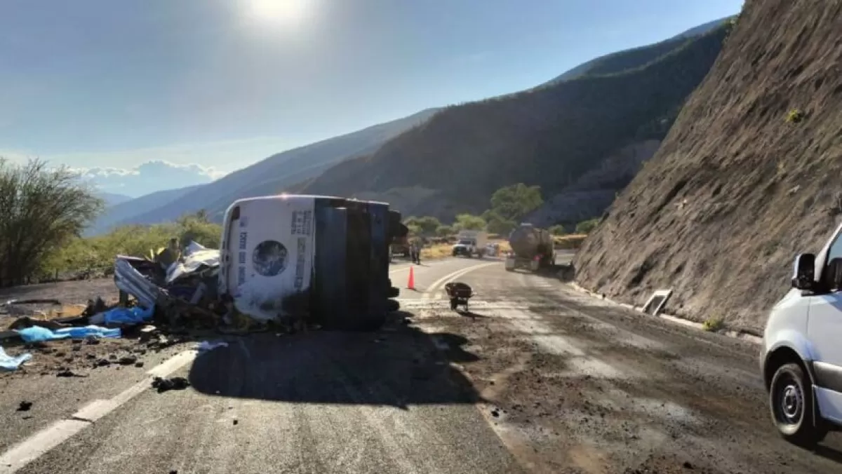 Camión de migrantes de Venezuela y Haití fallec3n en volcadura en Oaxaca