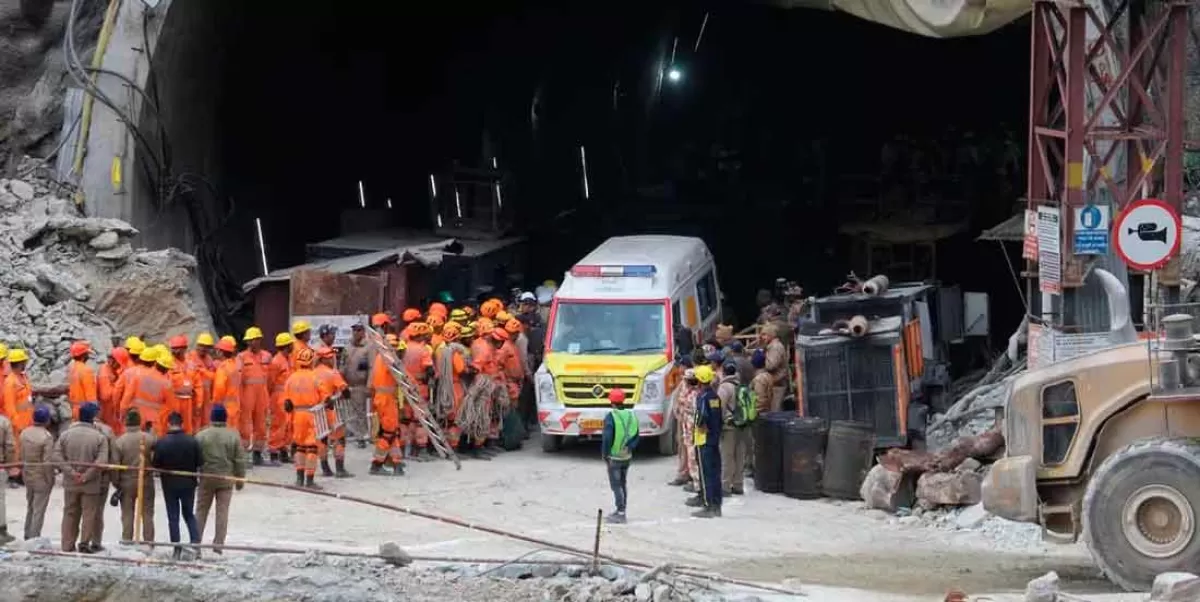 Con exitoso rescatan a los 41 trabajadores atrapados en un túnel en India