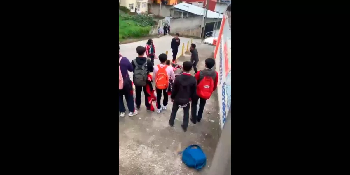 Estudiantes de bachillerato en Zacapoaxtla, Puebla intercambian golpes