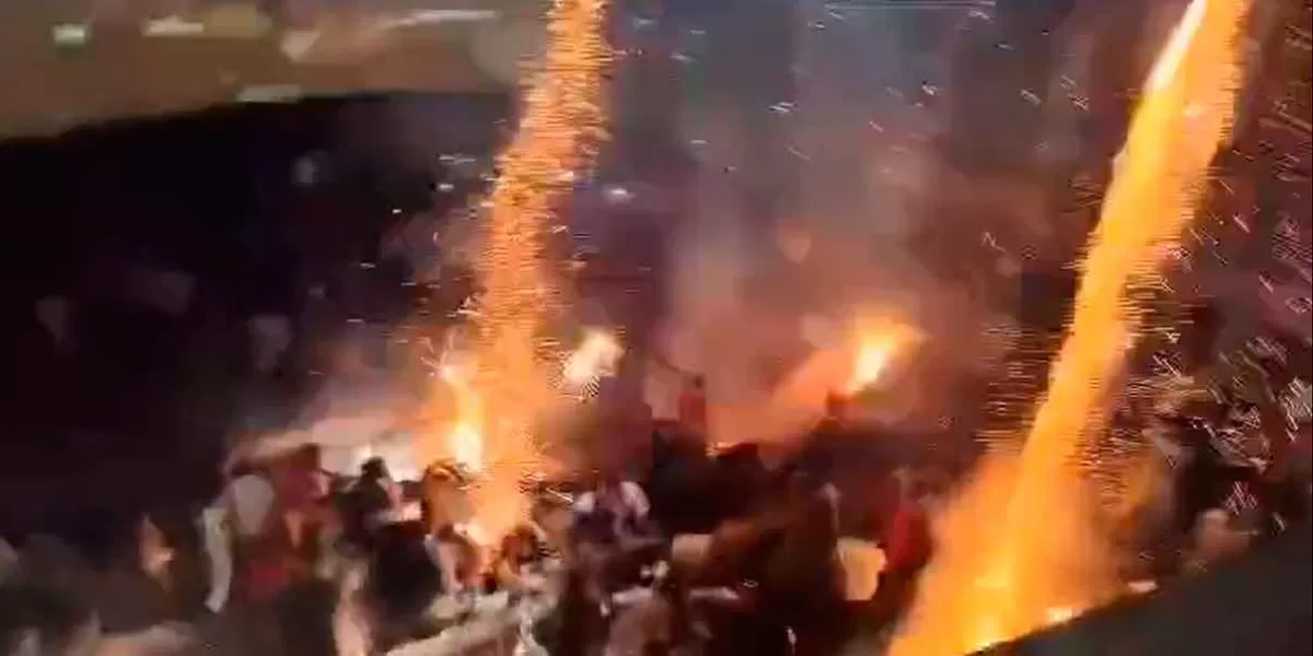 Fans de actor de Bollywood lanzaron fuegos artificiales en sala de cine en la India