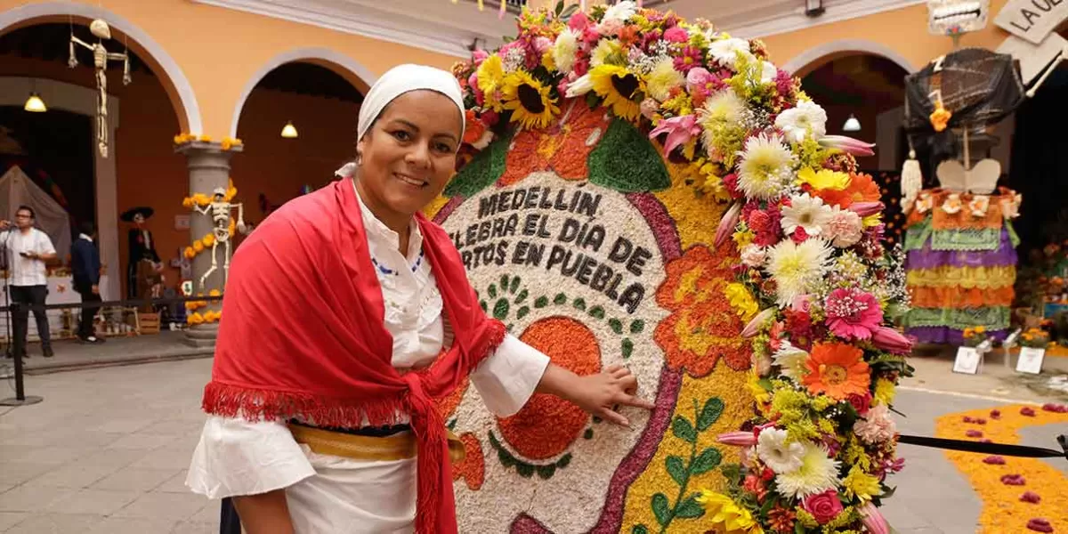 Medellín y Puebla hermanados por el Día de Muertos, elaboran “Silleta” de flores