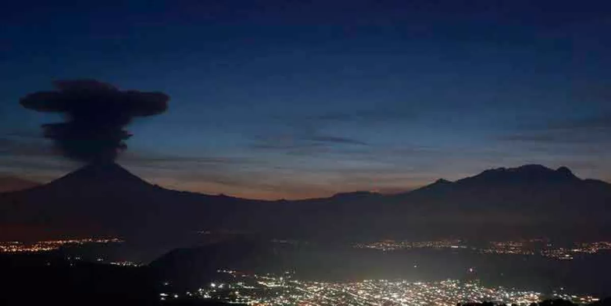 VIDEO. Misteriosas luces subiendo por las faldas del Popocatépetl fueron captadas