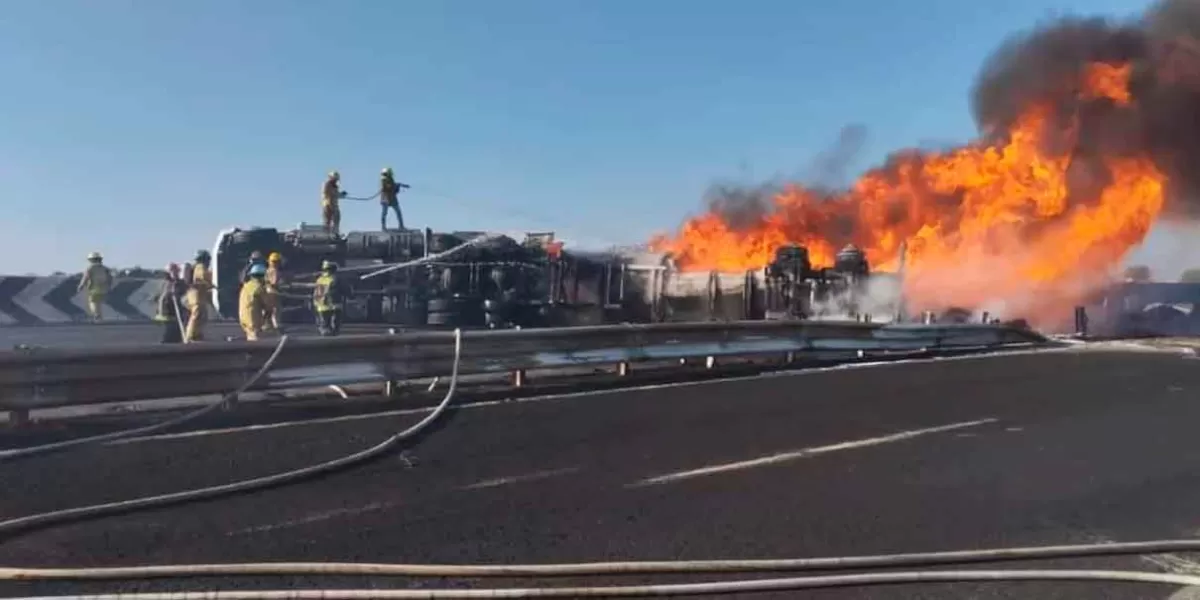 Volcadura e incendio de dos pipas con diesel en la autopista Puebla-Córdoba
