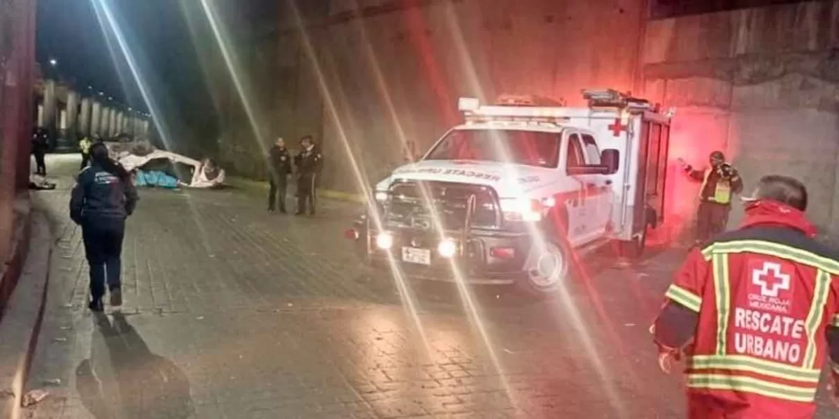 Vuelca automóvil en el distribuidor vial Juárez-Serdán; hay un muerto