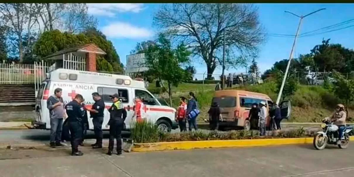 10 pasajeros lesionados tras choque de colectivo contra poste en Huauchinango
