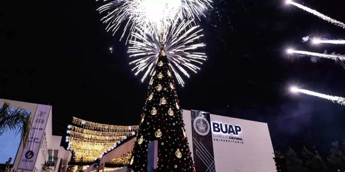 Encendió la BUAP monumental Árbol de Navidad en CCU