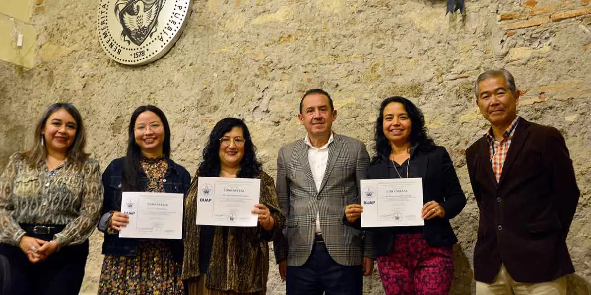 Filosofía y Letras entrega reconocimiento a obra en el Concurso Mujeres en Vida