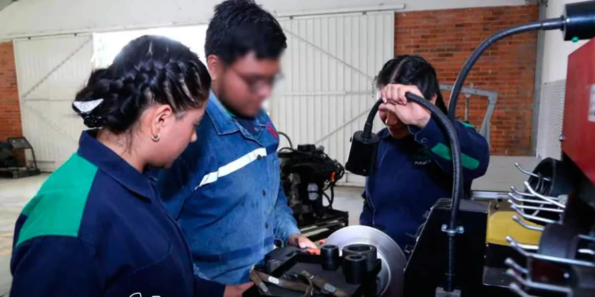 Estudiantes de 11 planteles Conalep de Puebla recibieron equipo tecnológico 