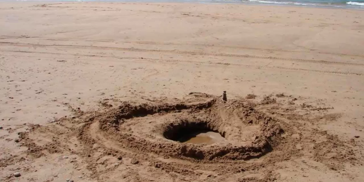 Joven muere después de caer en un agujero de arena en plena playa 