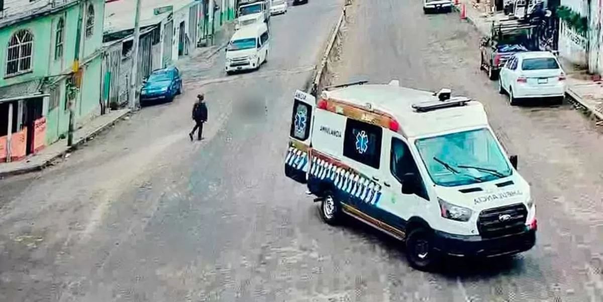 Paciente cae de ambulancia en movimiento; conductor olvida cerrar la puerta