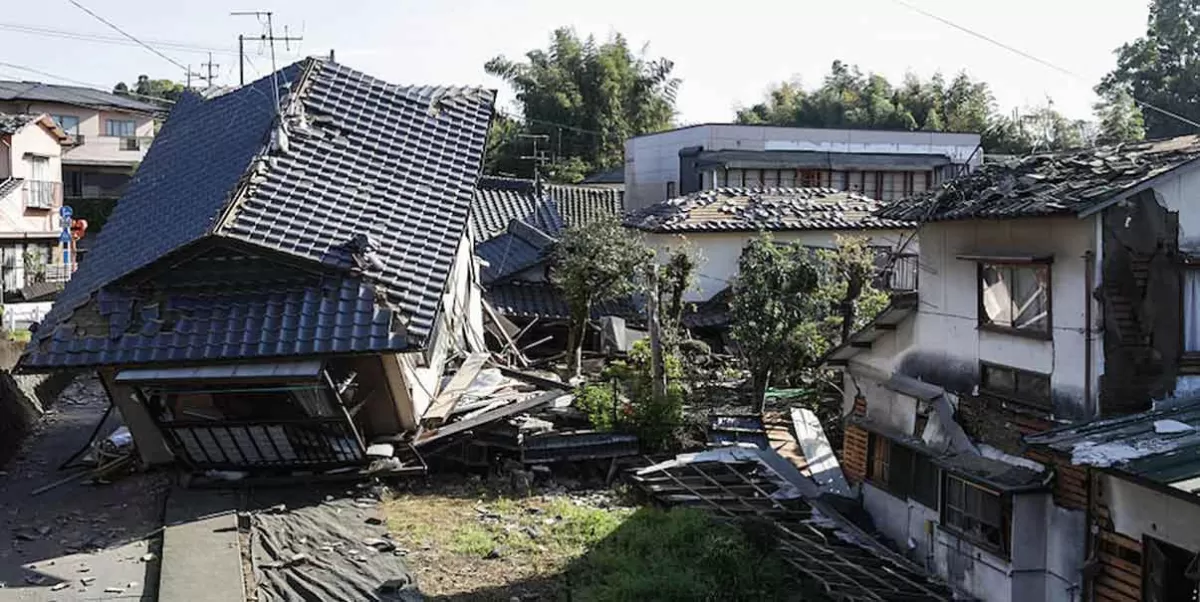 Sube a 50 muertos y enormes daños el sismo en Japón