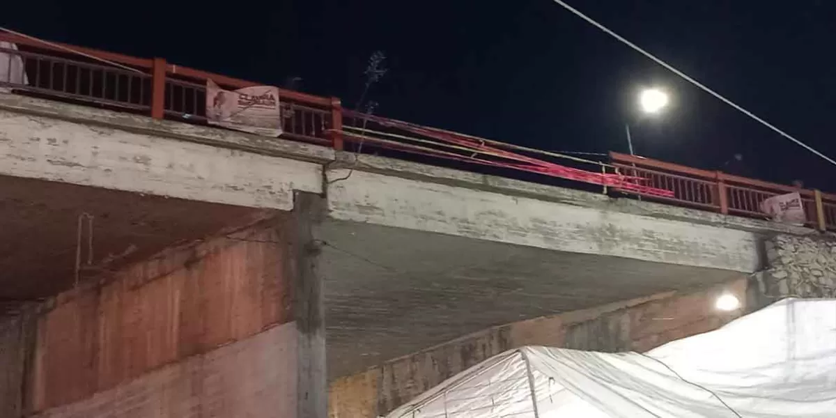 Tráiler arranca barandal del puente en la carretera Tlaxcala-Texmelucan