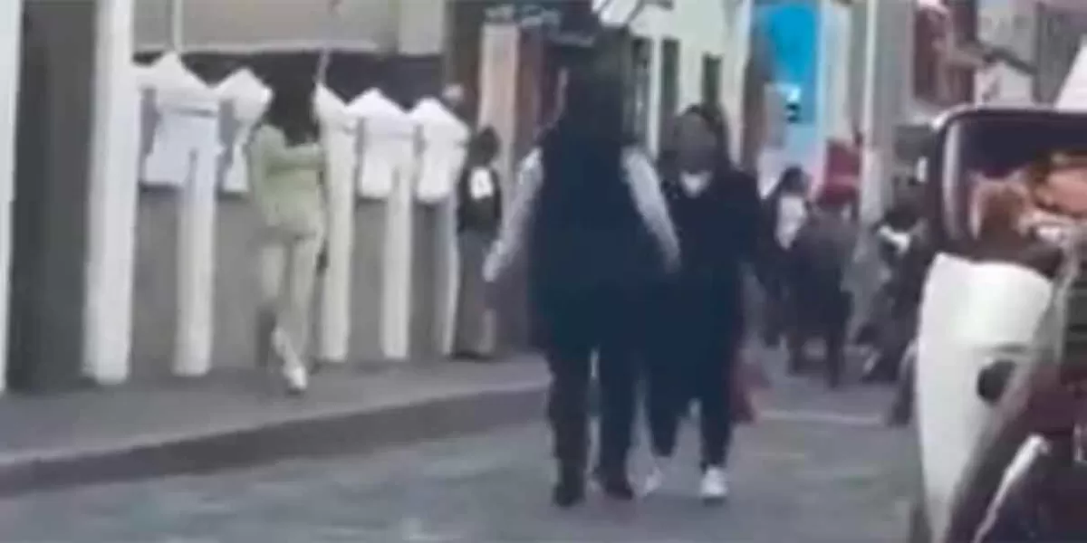 VIDEO. DE 2 A 3 CAÍDAS. Mujer se niega a pagar multa y se agarra del chongo con policía 