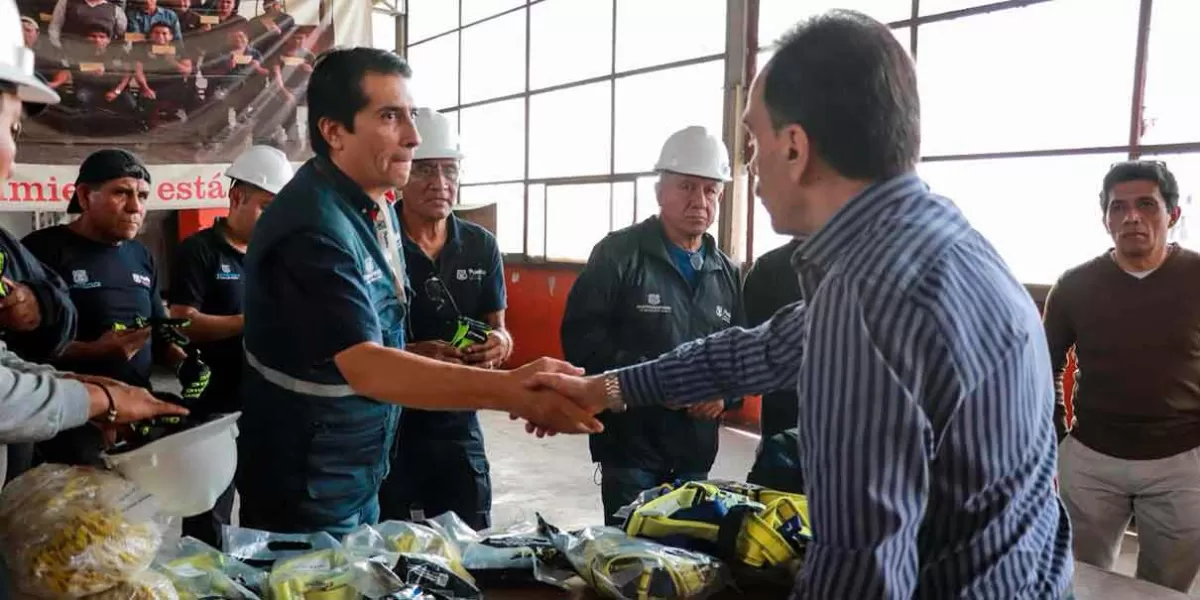 Entregan equipo de seguridad a Cuadrilla de mantenimiento de mercados de Puebla