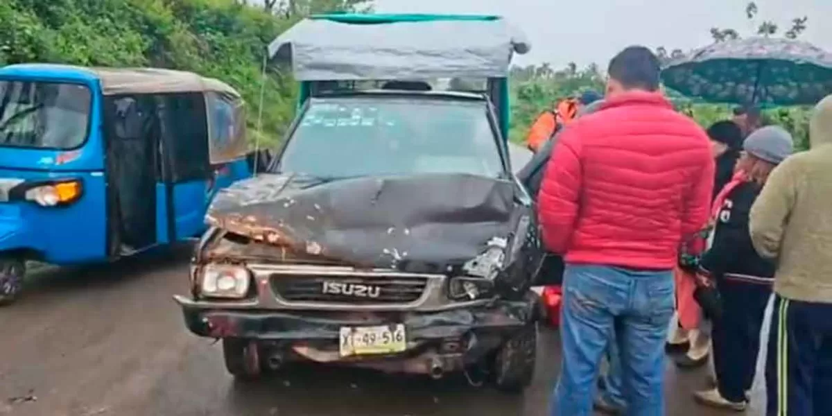 Dos camionetas se impactan en Venustiano Carranza y deja dos heridos