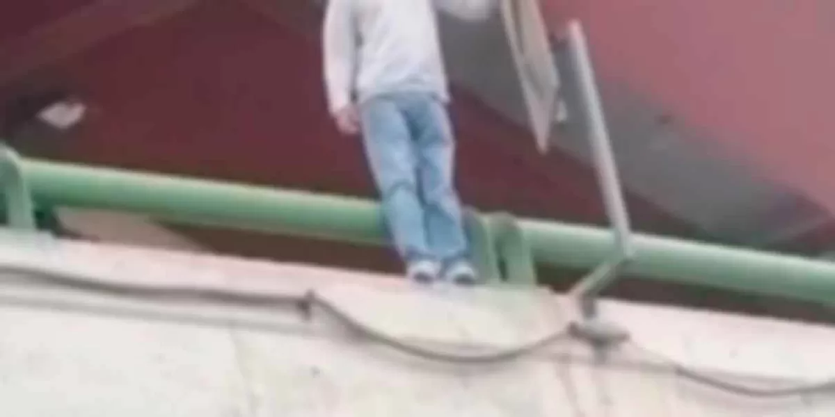 VIDEO. Joven intenta quitarse la vida y se lanza de puente en Saltillo; civiles lo amortiguan
