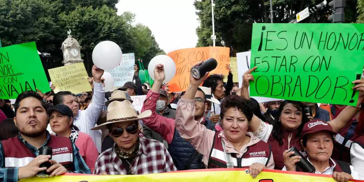 Fuera oportunistas, exigieron morenistas durante marcha en Puebla 