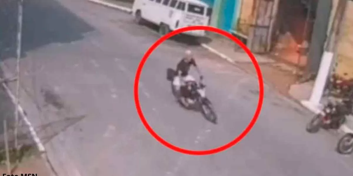VIDEO. Por ir a exceso de velocidad, motociclista pierde una pierna al impactarse con auto