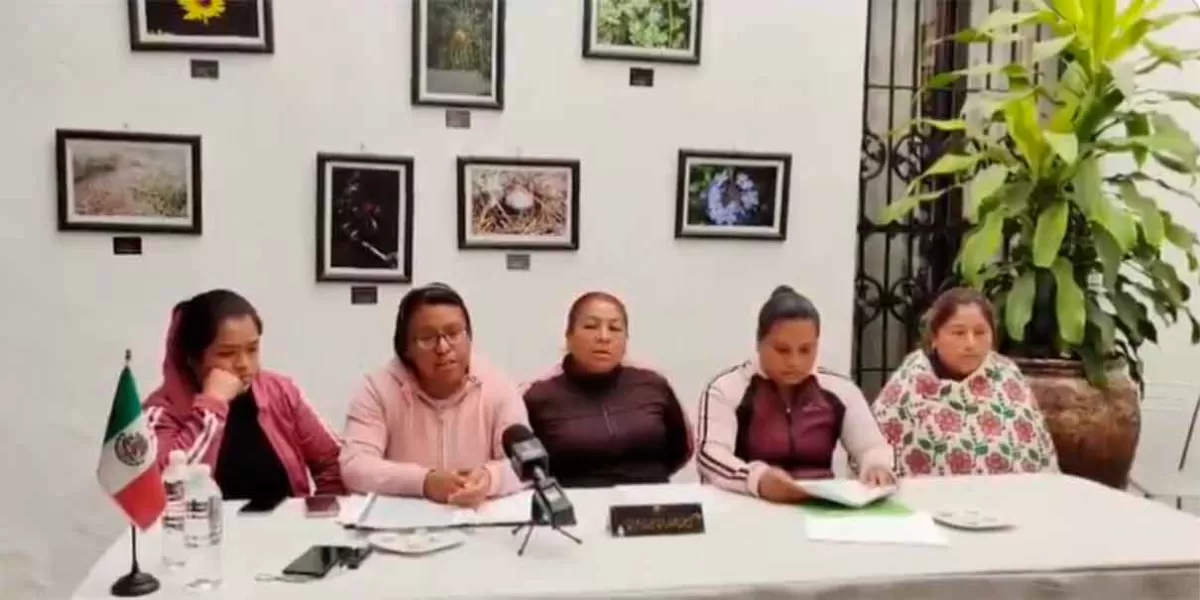 Padres de familia del Centro Escolar Coronel Raúl Velasco piden destitución de Evelyn Hurtado