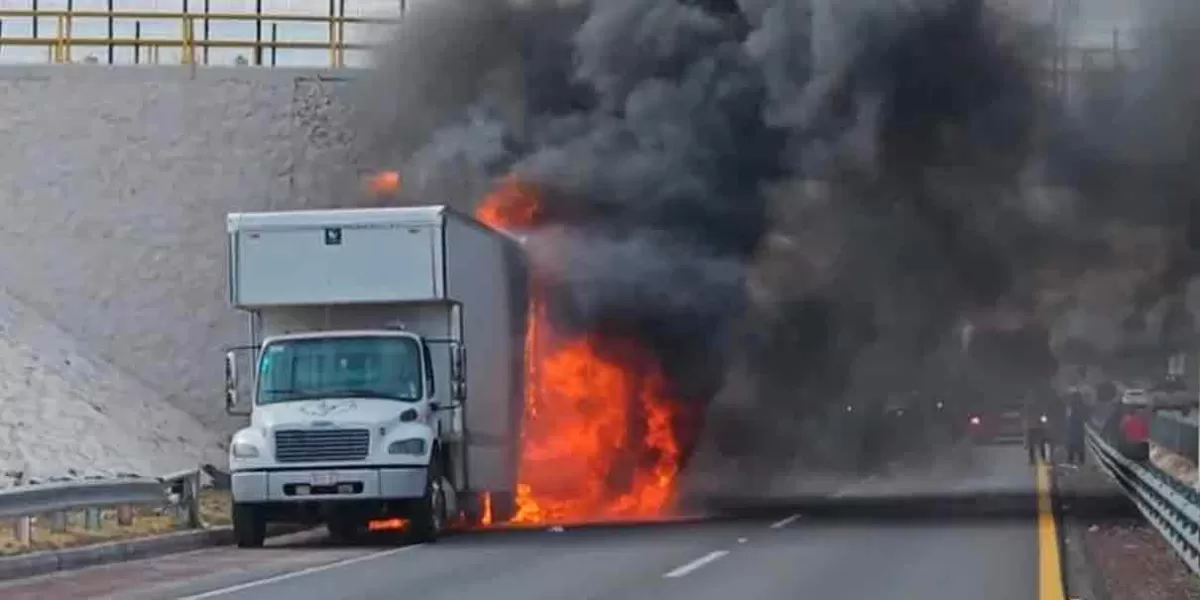 Se quemó camión en la autopista Puebla-Córdoba