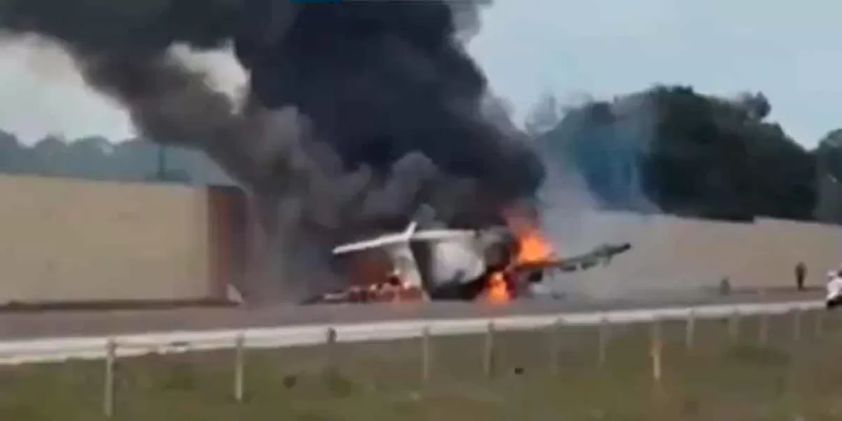 Avión se estrella y se incendia en autopista de Florida en aterrizaje forzoso; hay dos muertos