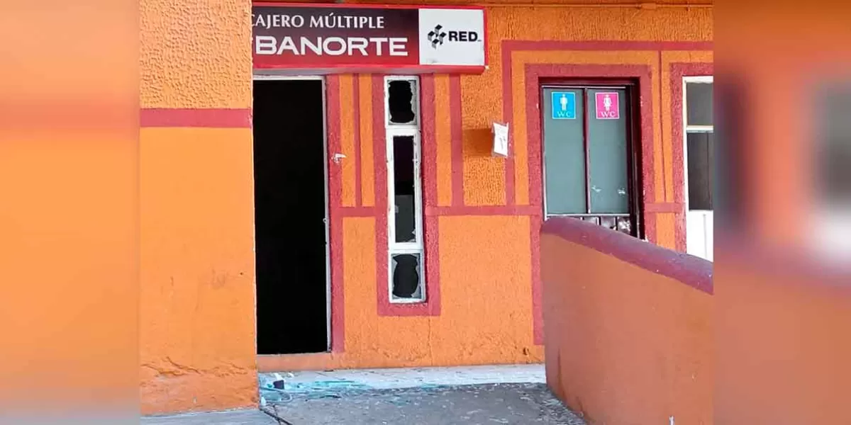 Lanzan artefacto explosivo al interior de cajero en Esperanza, Puebla