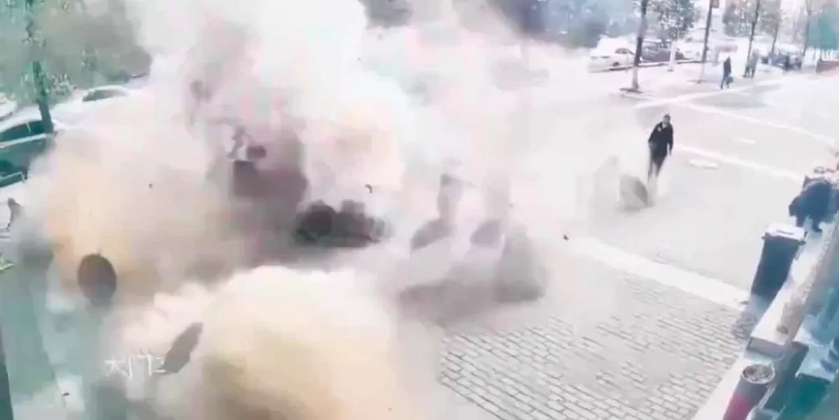 En China, menores arrojan petardos en alcantarilla y provocan explosión