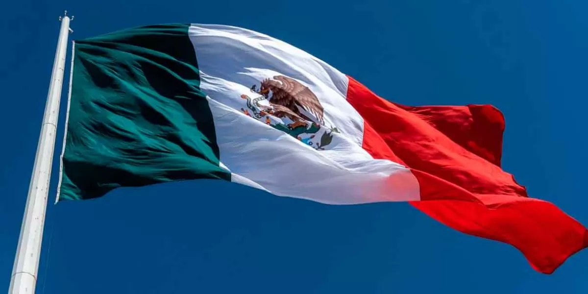 Mira cómo han cambiado las banderas de México
