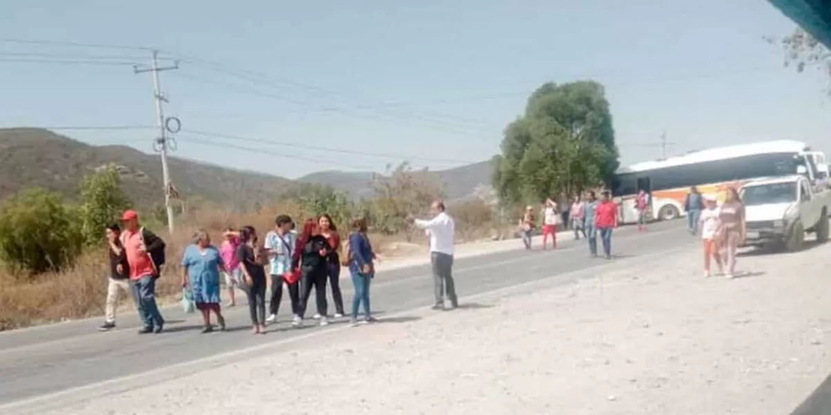 Por falta de agua bloquean carretera en Nicolás Bravo