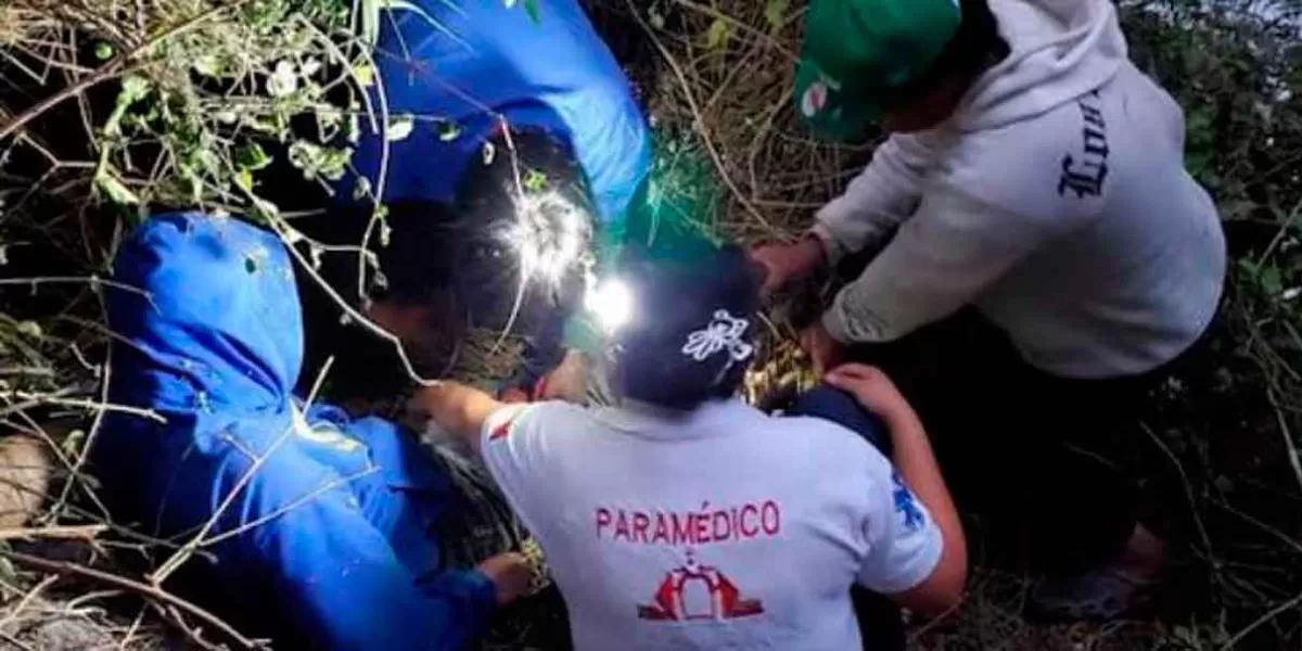 Rescatan a joven de una barranca de 15 metros en Huaquechula