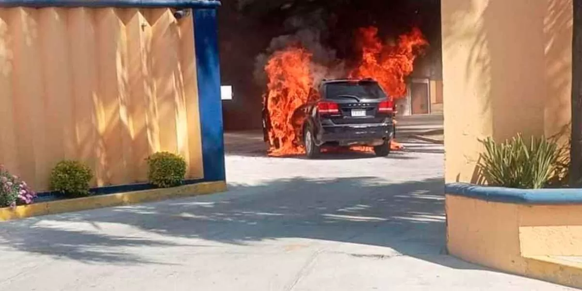 Se incendia camioneta de enamorados cuando entraban a un motel en Atlixco