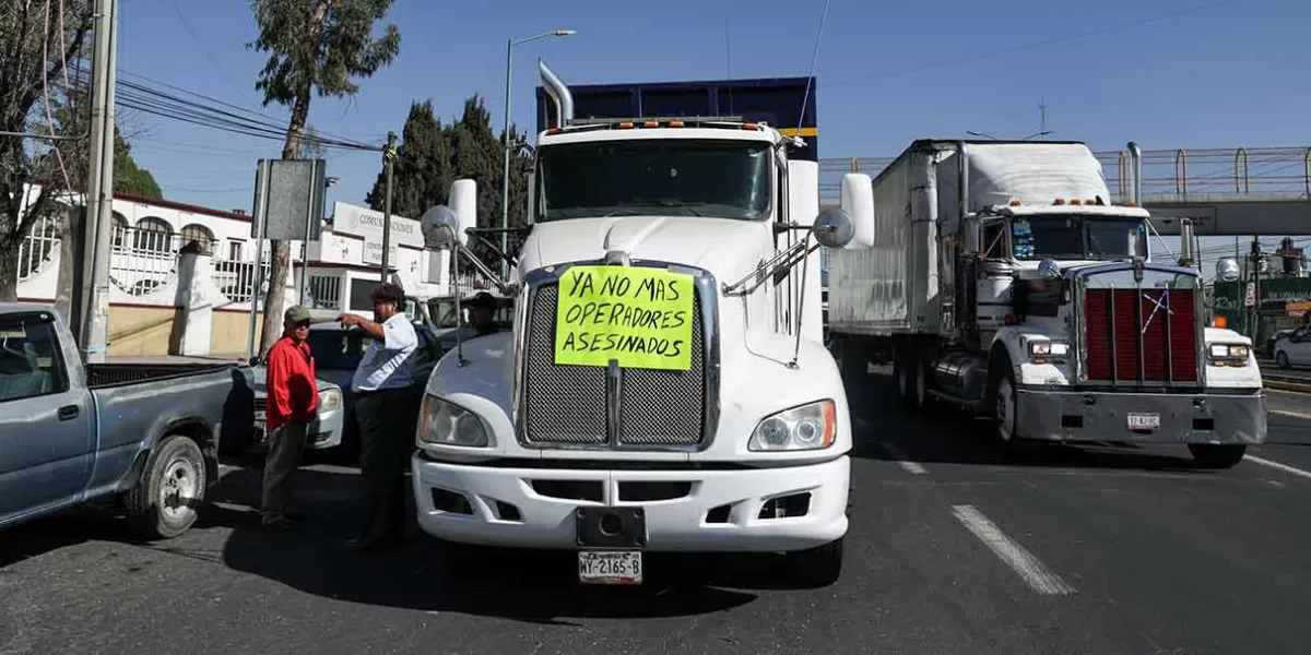 Transportistas bloquean carreteras en El Seco y la Puebla-Perote