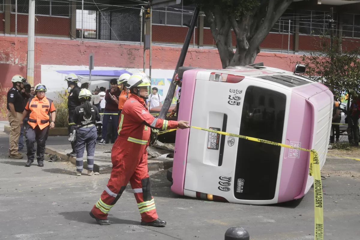 Seis lesionados en choque y volcadura de transporte público