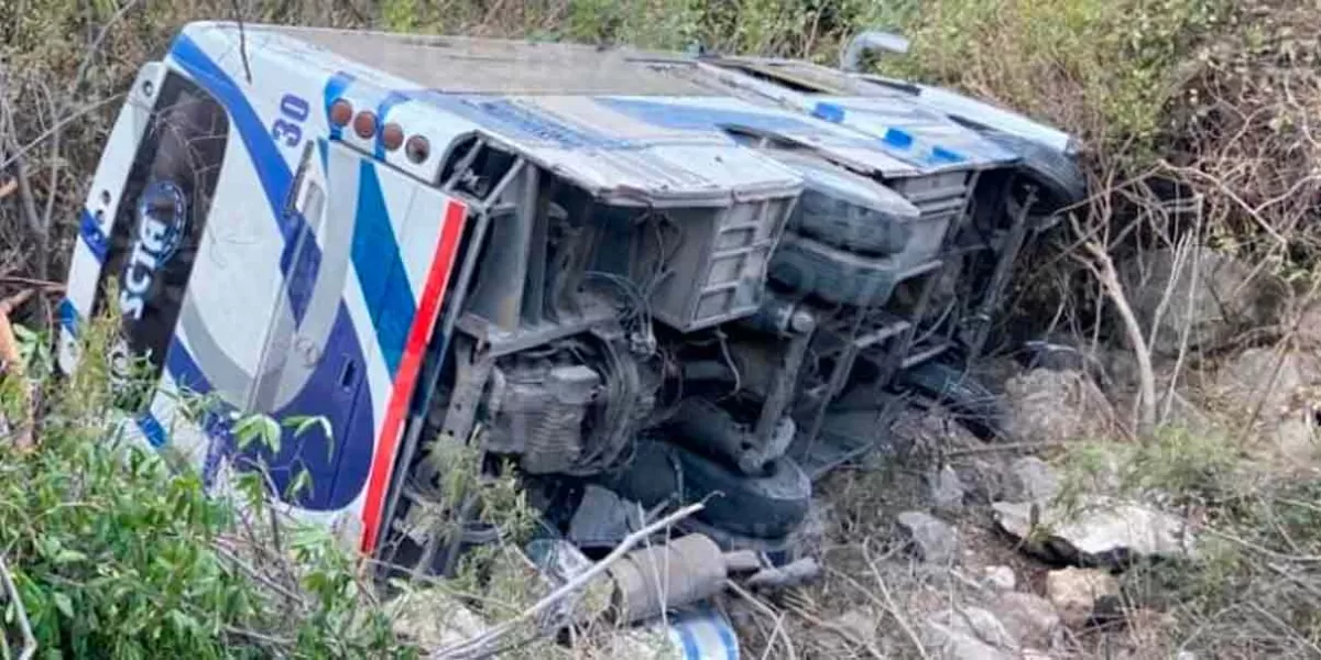 17 pasajeros lesionados al caer autobús en barranca de Tepexi