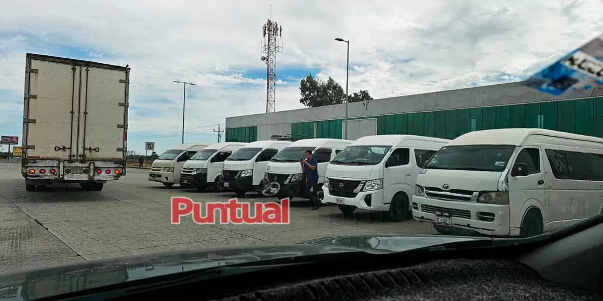 Para acabar con la inseguridad, transportistas tomaron caseta de peaje en Texmelucan