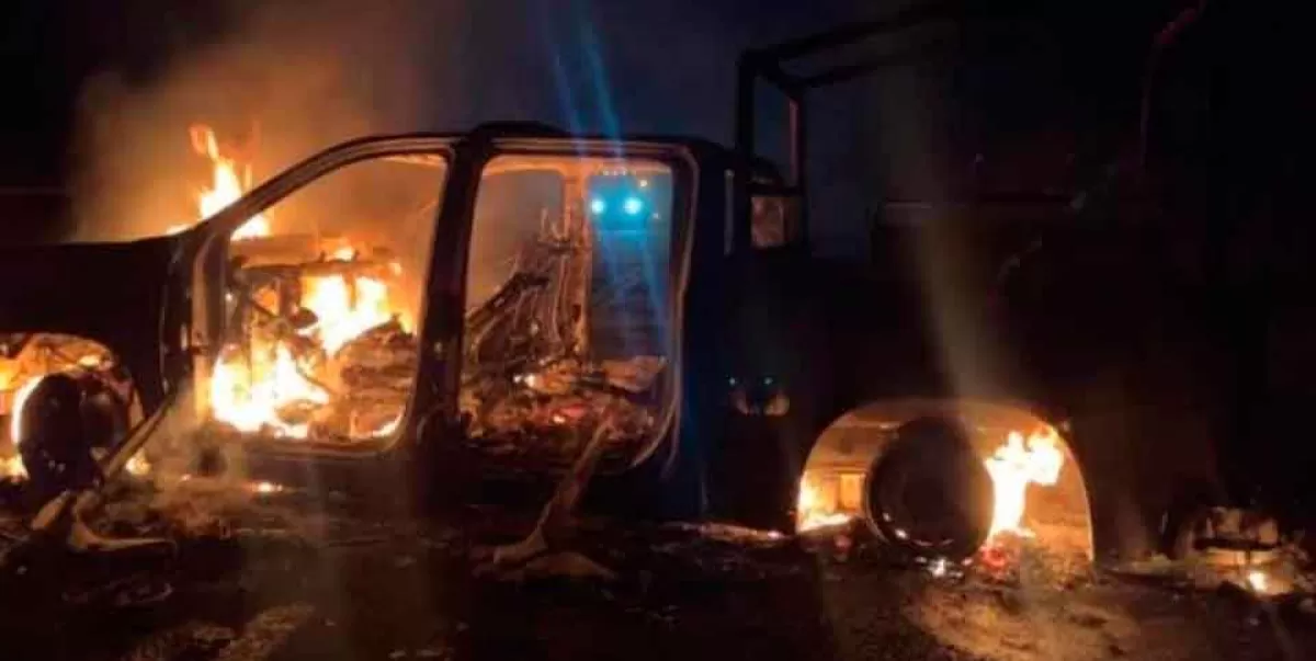 Ayotzinapa: alumnos queman 2 patrullas; piden el cierre definitivo de la normal